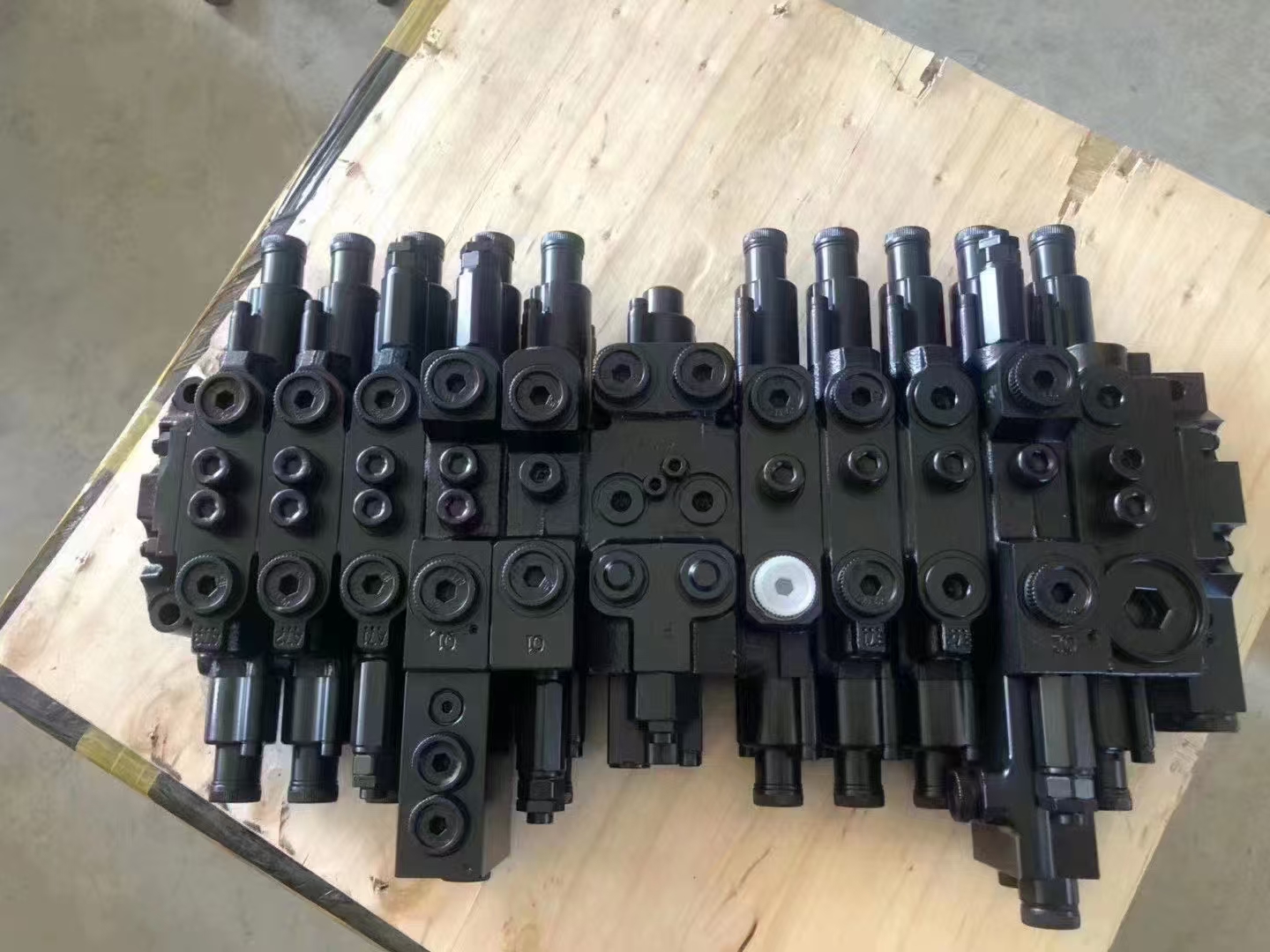 410105-01225-DX75-5B-excavator-control-valve